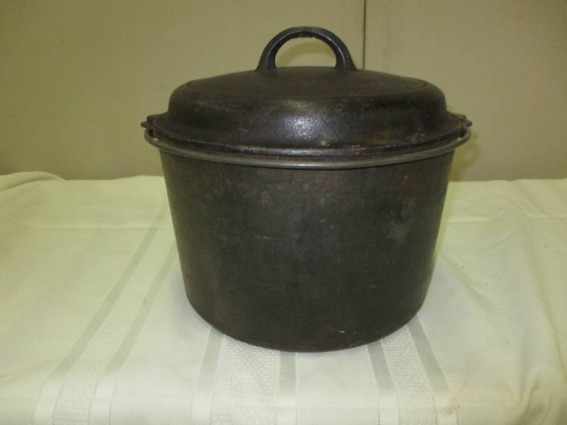 Griswold Cast Iron Soup Kettle with Cover 10 12 across and 7 Deep