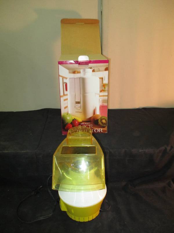 Juicer unused in box and Popcorn Popper