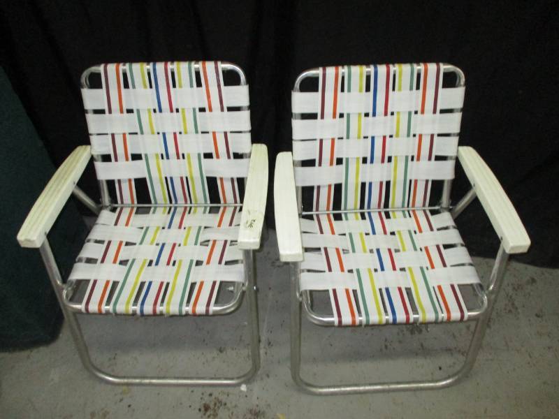 2 lawn chairs