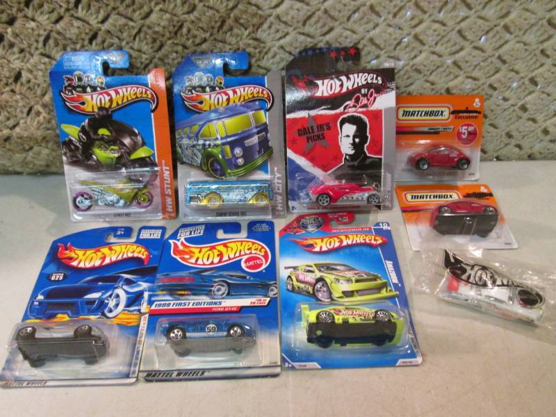 Lot of Hot Wheels and Matchbox Cars...