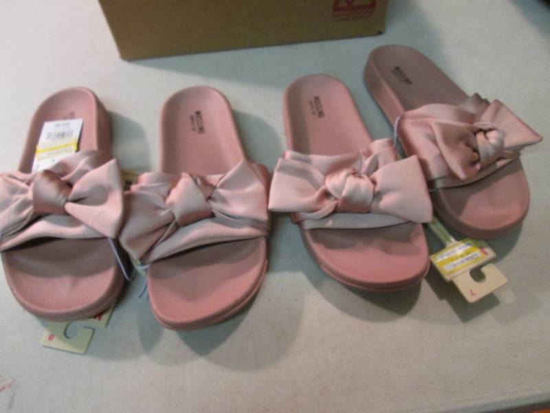 10 Pair of Ladies Sandles Mix of Si...