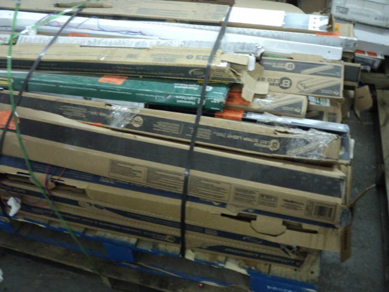 Pallet of LED lights- at least 40 l...