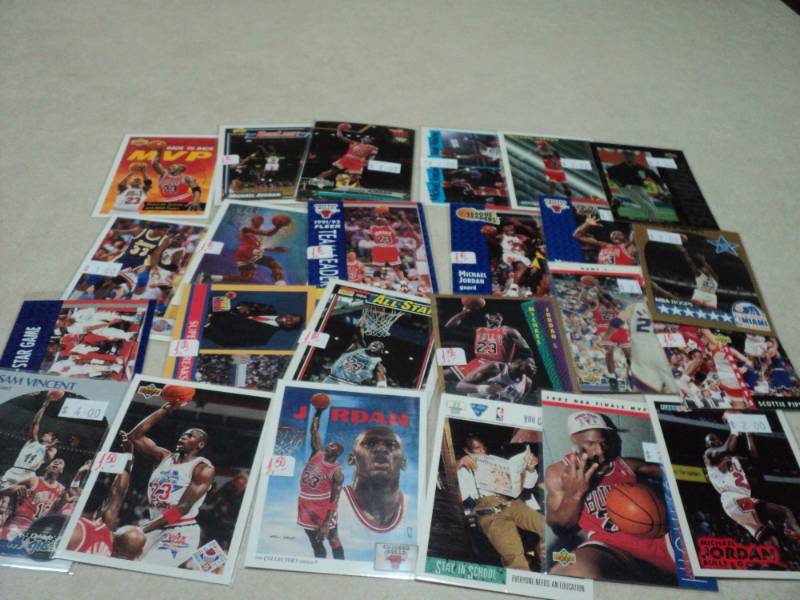25 Michael Jordan Cards...