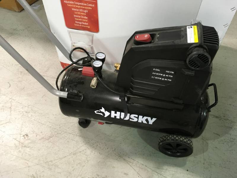 lot 34 image: Husky 8G 150 PSI Hotdog Air Compressor in good condition