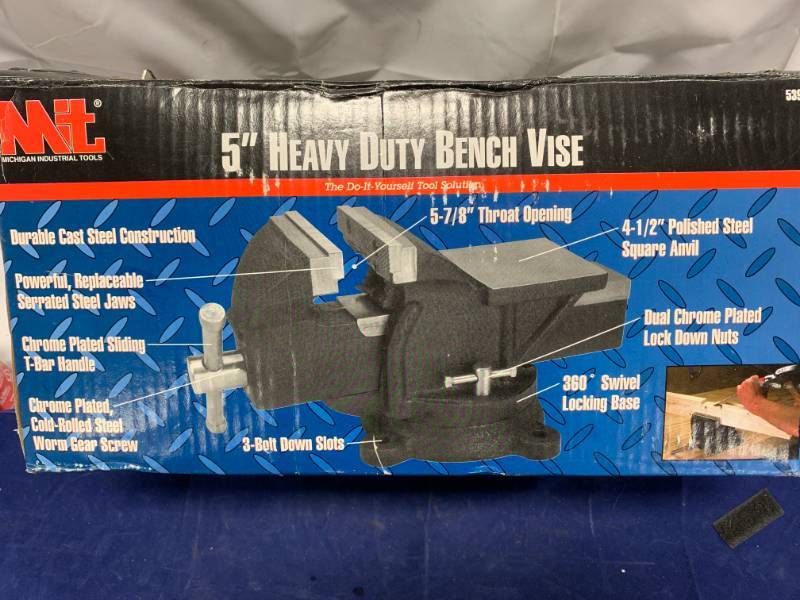 lot 17 image: New Heavy Duty Bench Vise