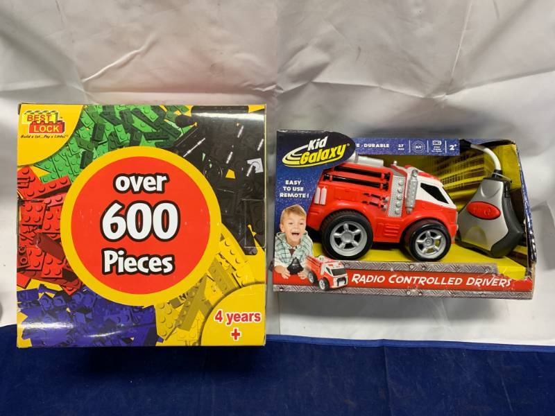 lot 32 image: RC Toy & 600 Piece Blocks Toy