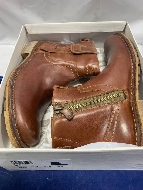 lot 40 image: Brand New Clarks Original Mens Size 10 Stoten Boots