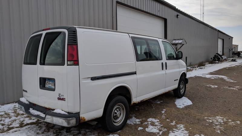 lot 1 image: 2002 GMC Savana Cargo Van