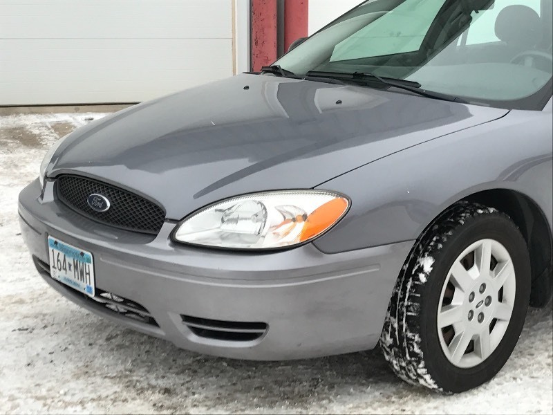 lot 1 image: 2006 Ford Taurus SE