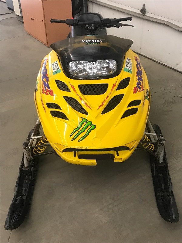 lot 3 image: 2000 Ski-Doo MXZ500 Snowmobile