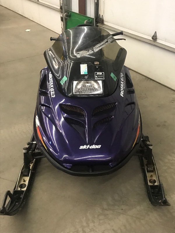 lot 4 image: 1998 Ski-Doo Formula-Z Snowmobile
