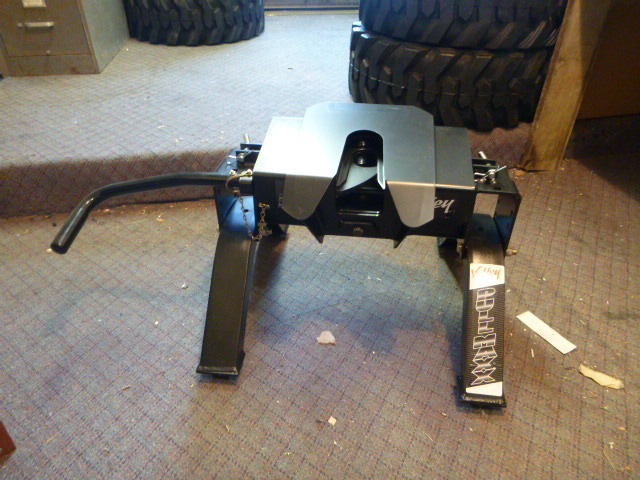 lot 5 image: NEW Valley Pullmax Fifth Wheel Hitch