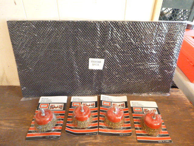 lot 39 image: 4 Hawk Wire Brushes and Toolbox Liners