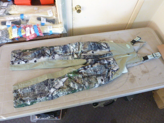 lot 55 image: NEW Camouflage Mossy Oak Yukon Gear Snow Pants