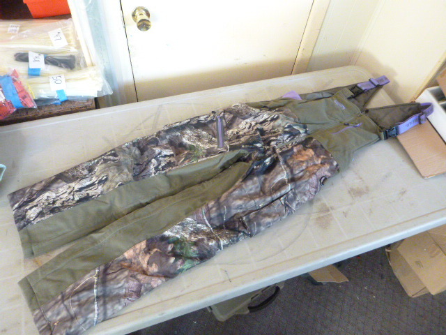 lot 56 image: NEW Camouflage Mossy Oak Yukon Gear Snow Pants