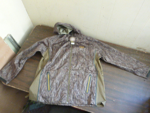 lot 59 image: NEW Camouflage Mossy Oak Yukon Gear Rain Jacket