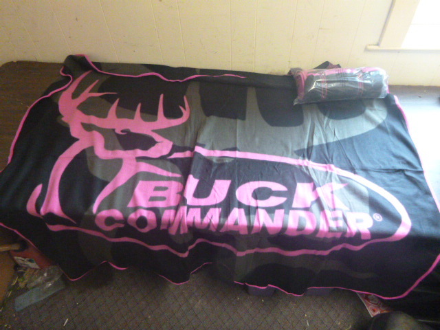 lot 100 image: 2 New Buck Commander Blankets