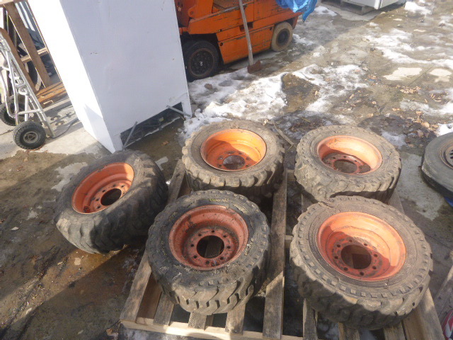 lot 121 image: 5 Bobcat Tires with Rims