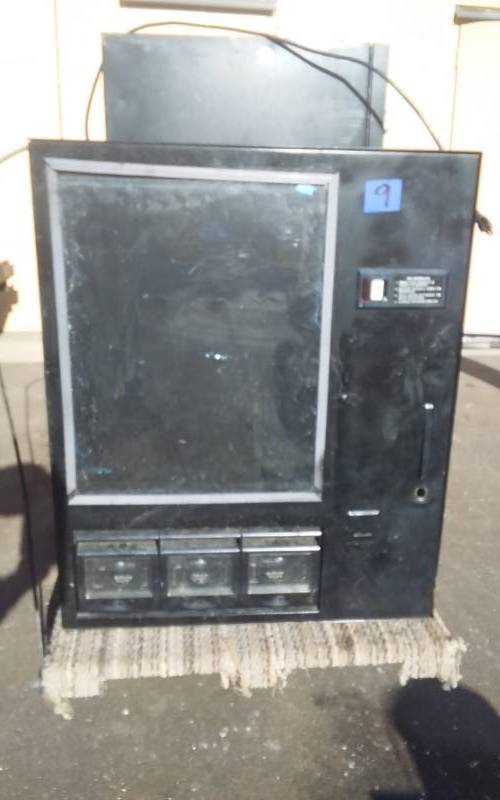 lot 9 image: Pop Machine 3-Selection Works, No Lock-Powers Up. 29x11x35