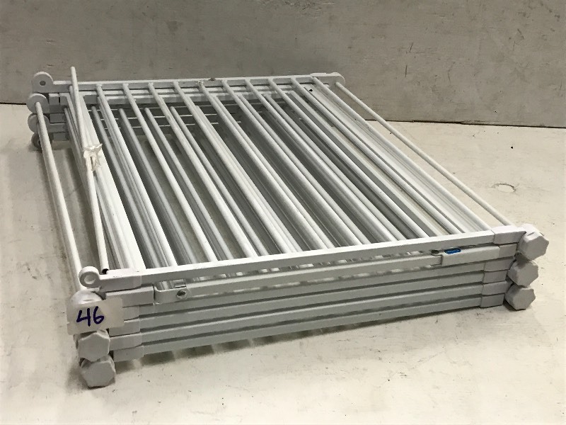 lot 46 image: Portable Pet Kennel  Barrier