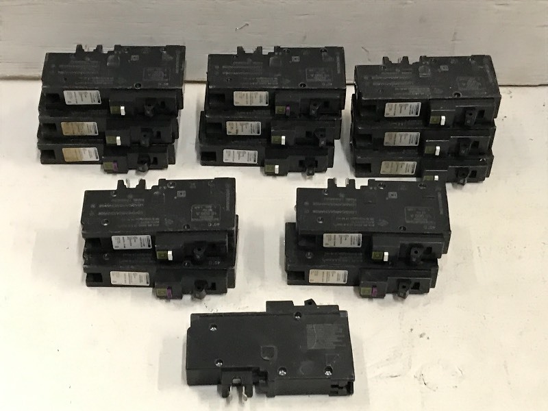 lot 53 image: Lot Of 20-Amp Breakers