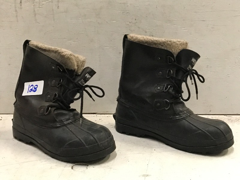 lot 128 image: Mens Insulated Winter Boots
