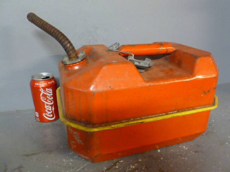 lot 10 image: U.S Marine Corps Gas Can
