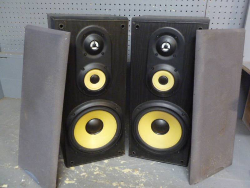 lot 17 image: Sony Speakers