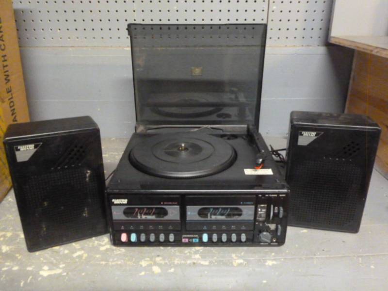 lot 19 image: Record Player