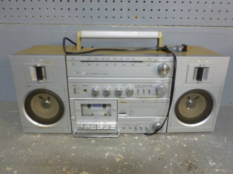 lot 20 image: Shelf Radio