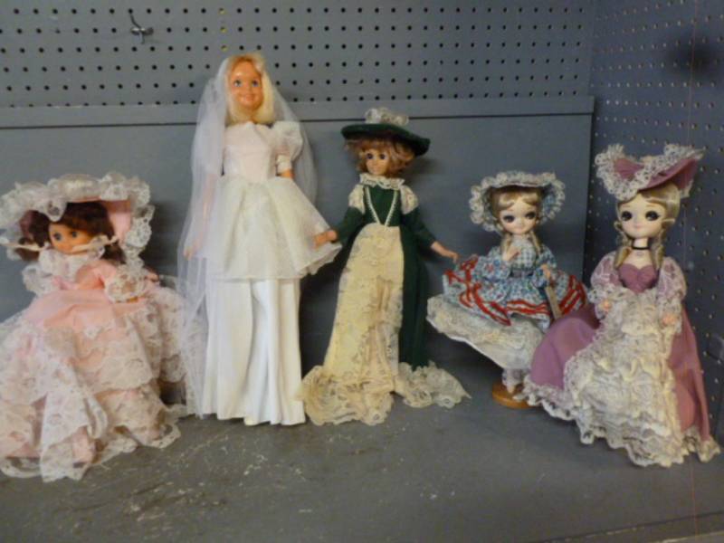 lot 146 image: Collector Dolls