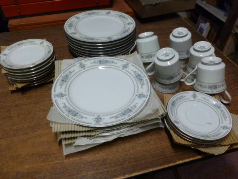 lot 164 image: China Set