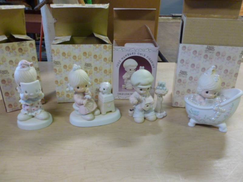 lot 250 image: Precious Moments