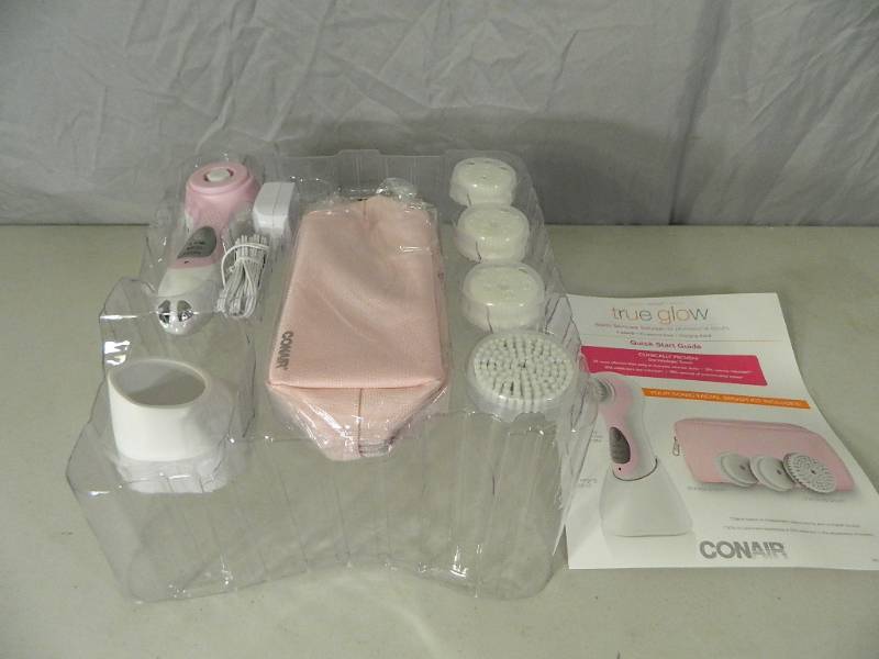 lot 19 image: New Conair Face Cleanser Set