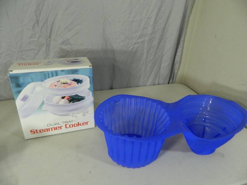 lot 48 image: Huge Silicone Cupcake Pan and Steamer Cooker