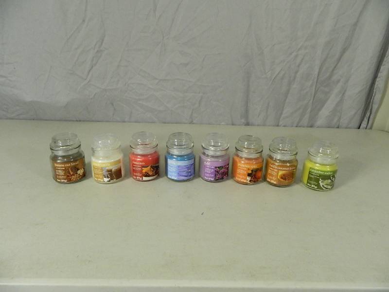 lot 75 image: 8 New Mini Jar Candles