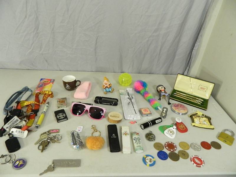 lot 86 image: Assorted Collectibles