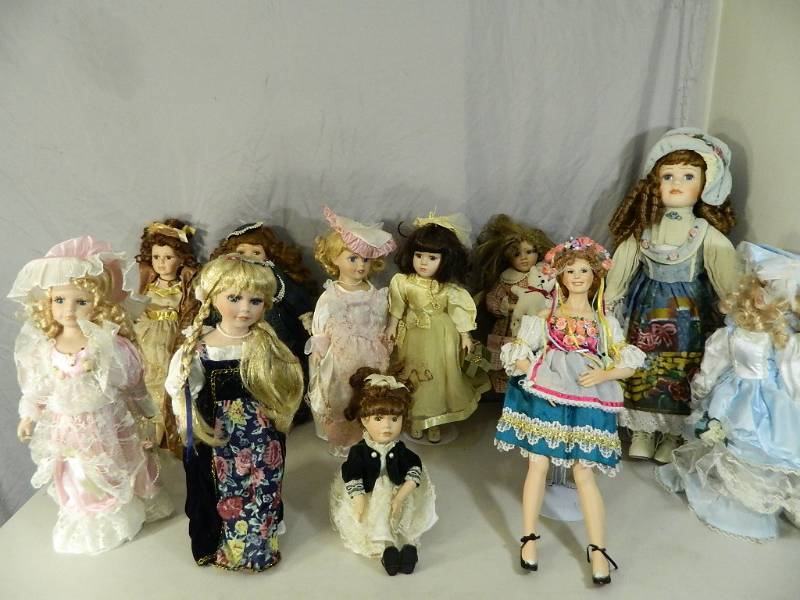 lot 88 image: 11 Porcelain Dolls
