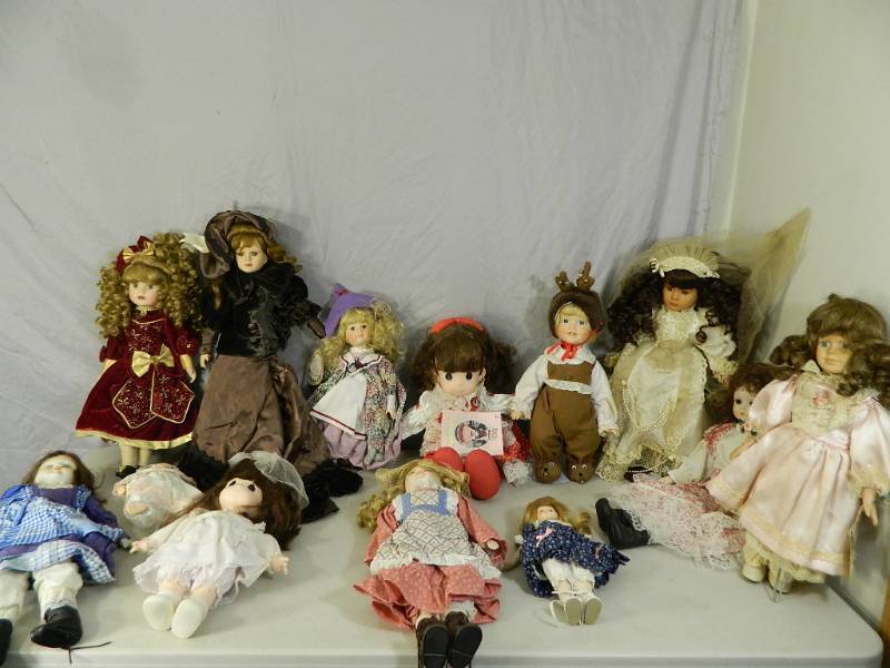 lot 91 image: 13 Assorted Collector Dolls