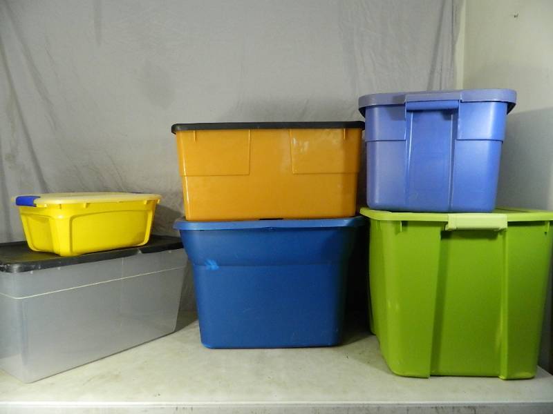 lot 102 image: 6 Assorted Totes with Lids