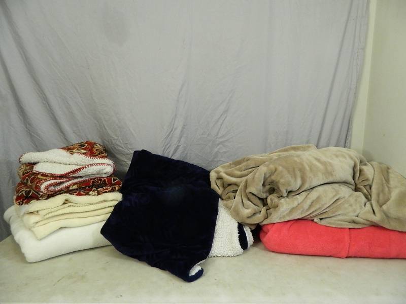 lot 104 image: Assorted Blankets and Throws