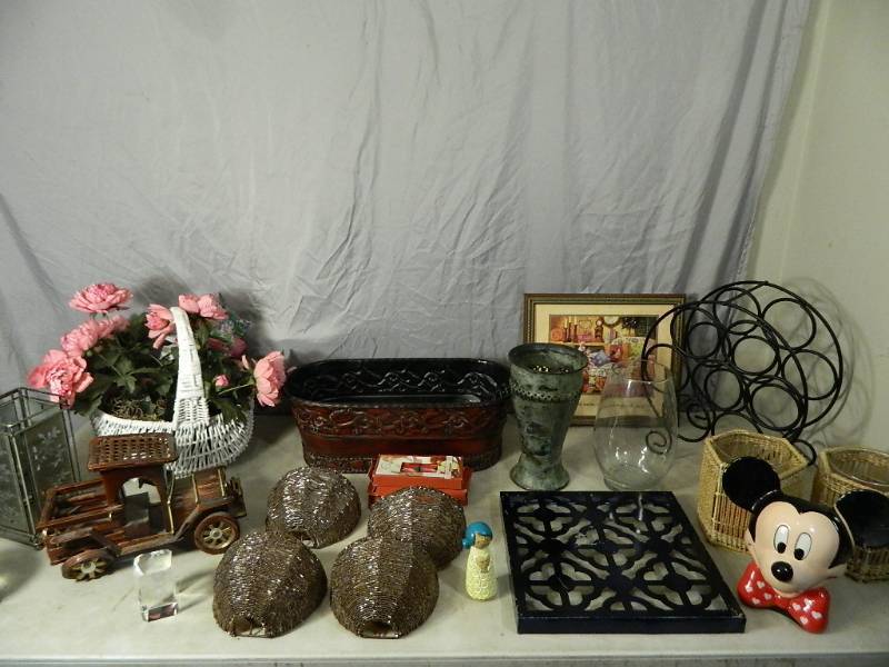 lot 107 image: Household Decor