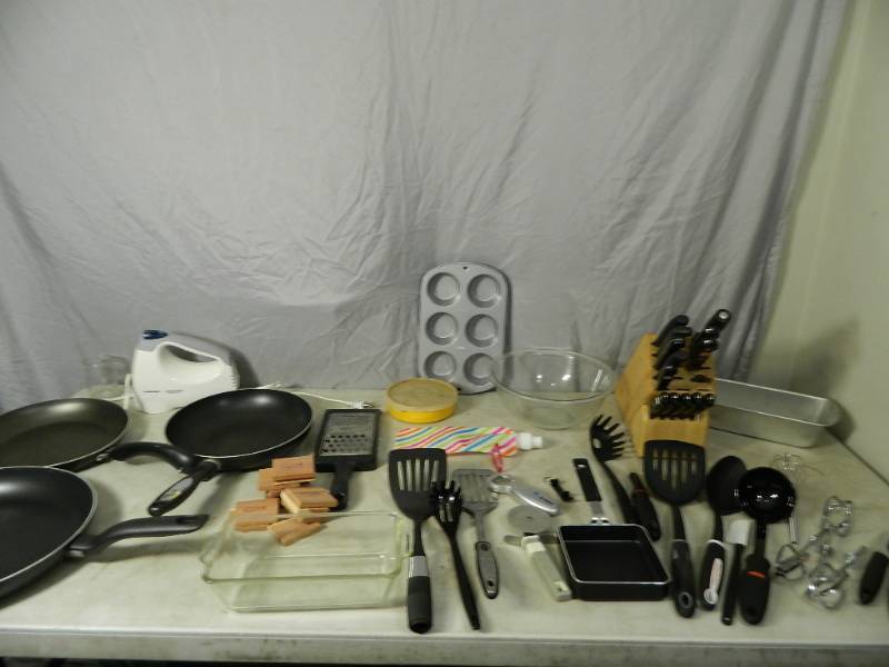 lot 118 image: Pyrex, Kitchen Items, More