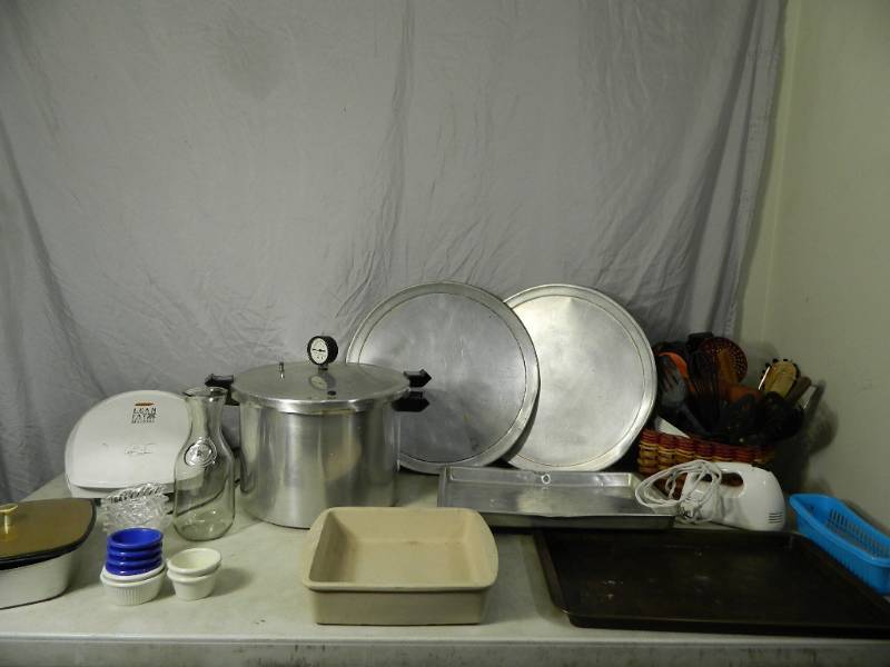 lot 120 image: The Pampered Chef Pan, Kitchen Items, More