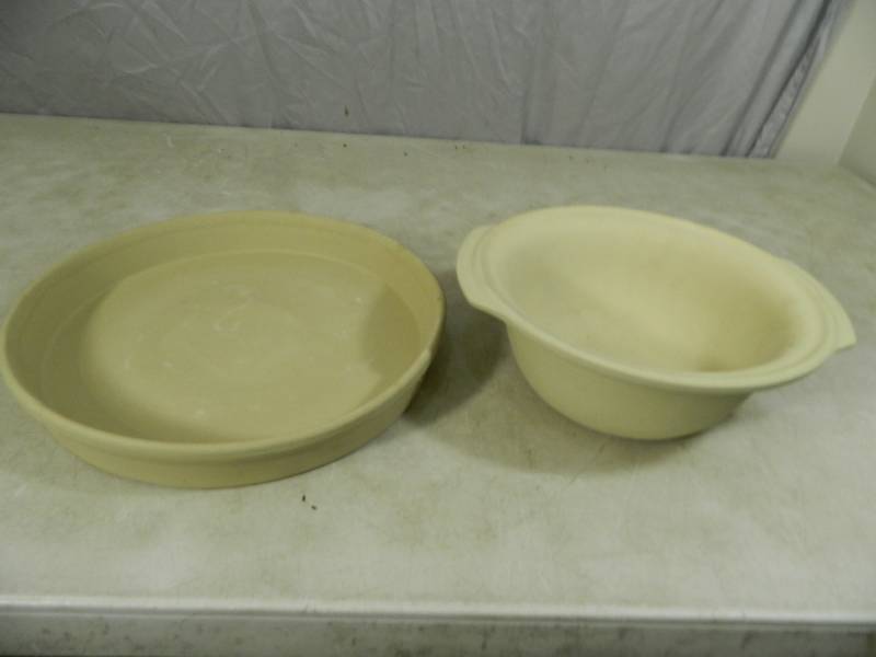 lot 122 image: 2 Pampered Chef Dishes