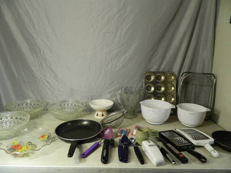 lot 123 image: Kitchen Items