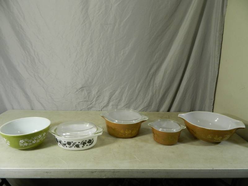 lot 129 image: 5 Vintage Pyrex Pieces