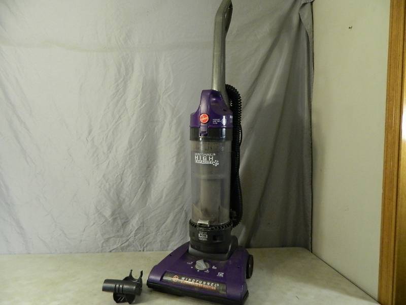 lot 136 image: Hoover Wind Tunnel Vacuum