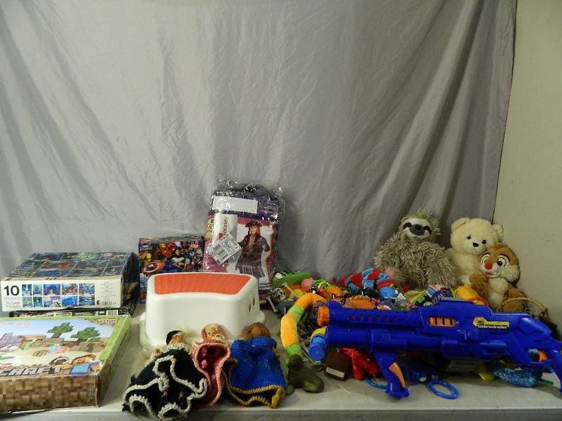lot 139 image: Puzzles, Toys, and More