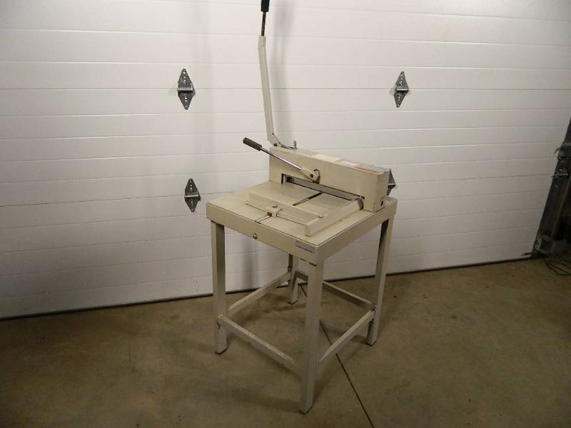 lot 5 image: Triumph 3905 Commercial Paper Cutter
